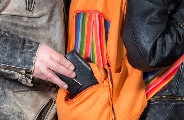 POL-BI: Infostand der Kriminalpolizei auf dem Weihnachtsmarkt