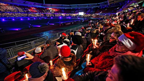 Das Adventssingen im Max-Morlock-Stadion steht an. Am Montag, 22. Dezember, werden abertausende gut geölte Kehlen mit Hilfe von Chören stimmungsvolle Weihnachtslieder anstimmen und das Achteck so in einen magischen Ort verwandeln. Beginn: 18 Uhr. Am Eingang werden Kerzen verteilt. Teile der Erlöse gehen an soziale Einrichtungen. Das Adventssingen im Max-Morlock-Stadion steht an. Am Montag, 22. Dezember, werden abertausende gut geölte Kehlen mit Hilfe von Chören stimmungsvolle Weihnachtslieder anstimmen und das Achteck so in einen magischen Ort verwandeln. Beginn: 18 Uhr. Am Eingang werden Kerzen verteilt. Teile der Erlöse gehen an soziale Einrichtungen.