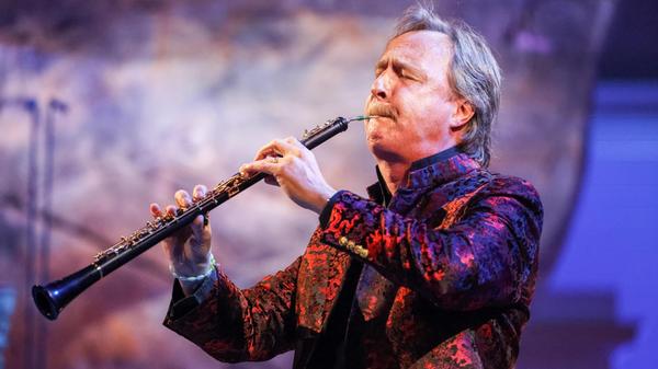 Er ist der Superstar der Oboe: Albrecht Mayer. Am Samstag (20 Uhr) und Sonntag (16.30 Uhr) steht der Bamberger gemeinsam mit den Nürnbergern Symphonikern auf der Bühne der Meistersingerhalle. Auf dem Spielplan finden sich Klassiker der Weihnachtszeit. Er ist der Superstar der Oboe: Albrecht Mayer. Am Samstag (20 Uhr) und Sonntag (16.30 Uhr) steht der Bamberger gemeinsam mit den Nürnbergern Symphonikern auf der Bühne der Meistersingerhalle. Auf dem Spielplan finden sich Klassiker der Weihnachtszeit.