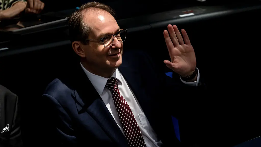 Alexander-Dobrindt-CSU-Bundesinnenminister-nimmt-an-der-50-Plenarsitzung-der-21-Legislaturperiode-im-Deutschen-Bundestag-teil-Thema-sind-unter-anderem-das-Bundespolizeigesetz-eine-Abstimmung-zur-Neuauszaehlung-der-Bundestagswahl-und-eine-Aktuelle-Stunde-zu-den-Ergebnissen-des-Berliner-Ukraine-Gipfels