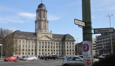 Altes Stadthaus am Molkenmarkt, im Vordergrund Straßenschilder mit der Aufschrift "Molkenmarkt" und "Spandauer Straße"