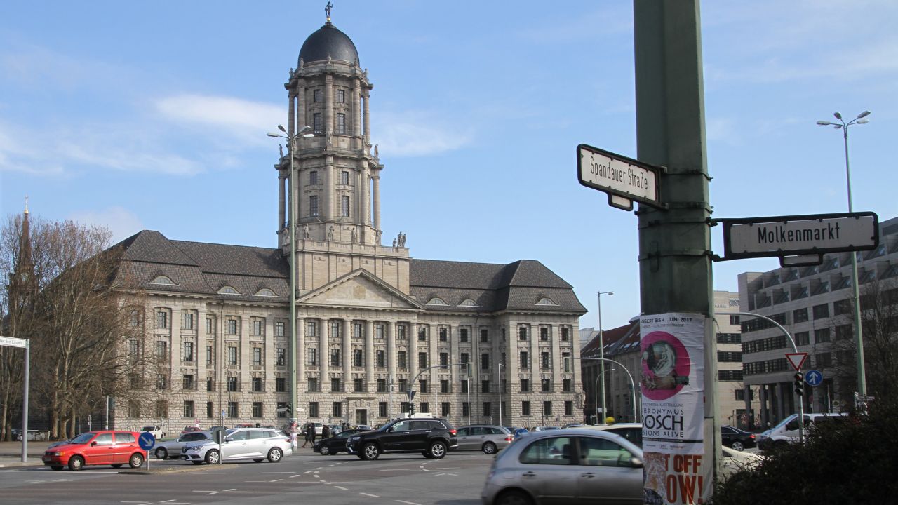 Altes Stadthaus am Molkenmarkt, im Vordergrund Straßenschilder mit der Aufschrift "Molkenmarkt" und "Spandauer Straße"