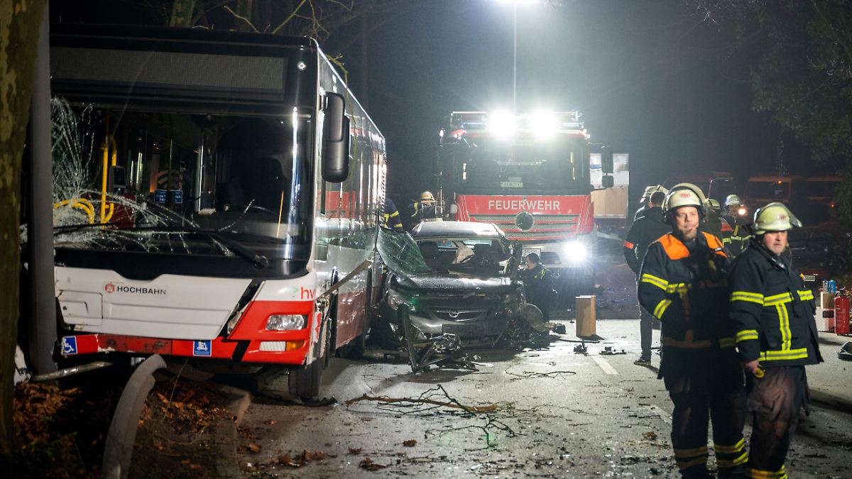 37-Jähriger kracht in Linienbus: Verfolgungsjagd in Hamburg endet mit sieben Verletzten
