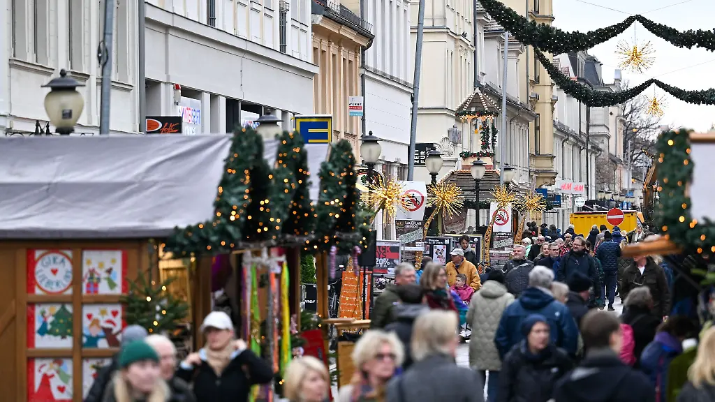 Am-dritten-Advent-laden-viele-Geschaefte-in-mehreren-Brandenburger-Staedten-zum-Einkauf-ein-Archivbild