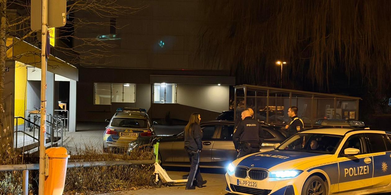 Mit vorgehaltener Pistole: Mann bedroht Supermarktmitarbeiterin in Nürnberg