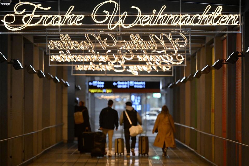 An Weihnachten putzen sich auch die Flughäfen festlich heraus.Roberto Pfeil/dpa