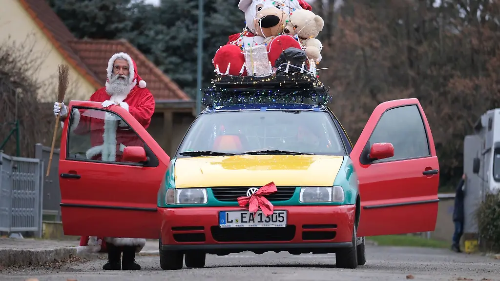 Andre-Adelinia-ist-als-Leipziger-Weihnachtsmann-mit-einem-reich-dekorierten-Auto-unterwegs
