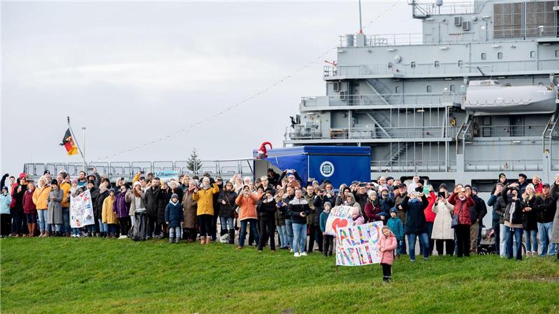 Angehörige der Besatzungsmitglieder verfolgten die Ankunft der „Berlin“ im Hafen. Das Schiff hat an multinationalen Manövern im Nordatlantik und vor der Küste der USA teilgenommen.