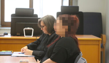 Angeklagte mit Anwältin im Gerichtssaal.