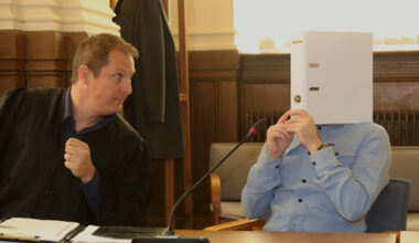 Angeklagter mit Anwalt.