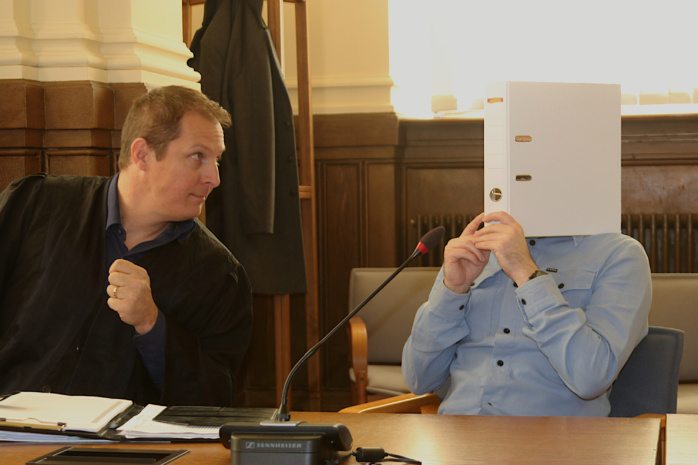 Angeklagter mit Anwalt.