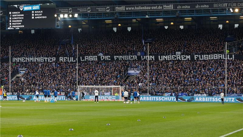 Eigentor entscheidet Derby zugunsten von Preußen Münster Auch im Westfalen-Derby gab es Proteste gegen die Pläne der Politik.