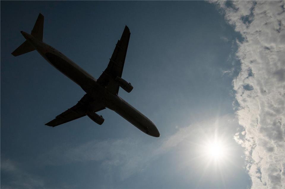 Auch über den Wolken wird viel los sein. (Archivfoto)Boris Roessler/dpa
