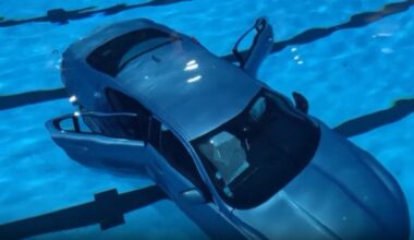 Kurioser Unfall in Frankreich: Wie hebt man ein Auto aus einem Hallenbad-Becken?