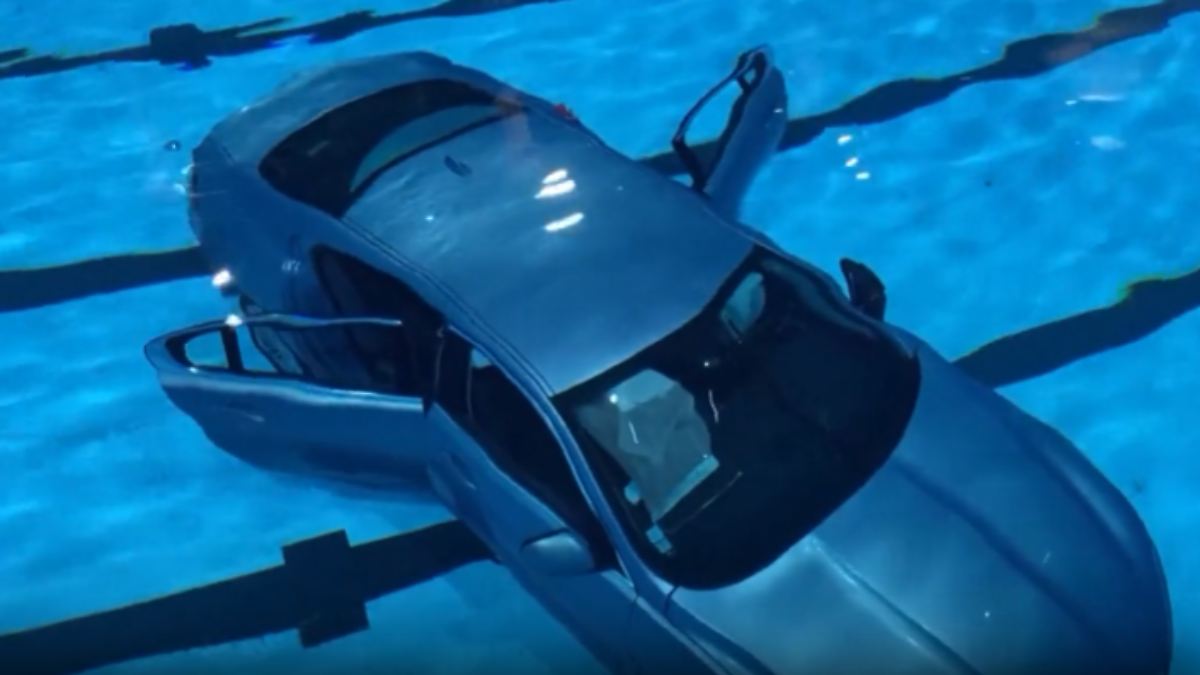 Kurioser Unfall in Frankreich: Wie hebt man ein Auto aus einem Hallenbad-Becken?
