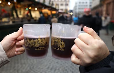 In den weißen Glastassen mit goldenem Aufdruck macht sich roter Glühwein besonders gut – oder auch alkoholfreier Beerenpunsch.
