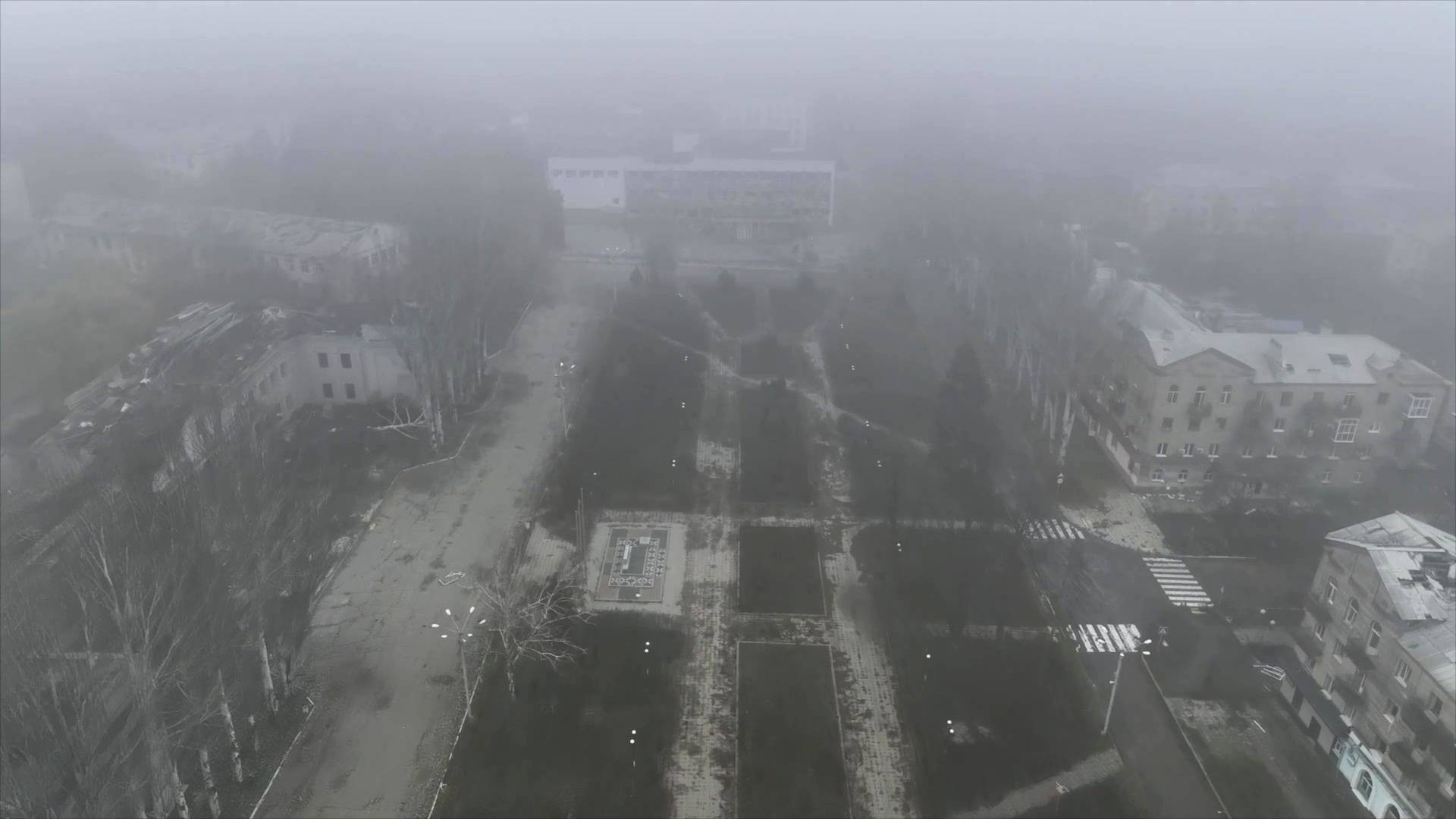 Luftaufnahme der Stadt Pokrowsk im Donetsk-Gebiet während der russischen Militäroperation in der Ukraine. Nebel bedeckt die Stadtansicht.