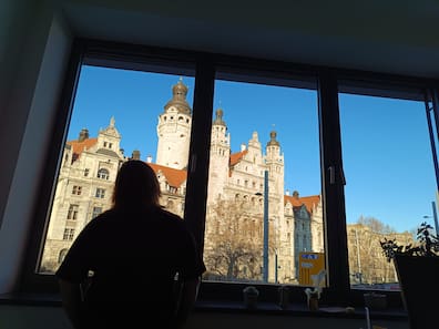 Phoebe an einem Zimmerfenster der Caritas an der Ruth-Pfau-Straße: „Ich wünsche mir, dass Menschen ohne Wohnung oder ohne Job ebenso als Teil der Gesellschaft wahrgenommen werden wie gut Betuchte.“