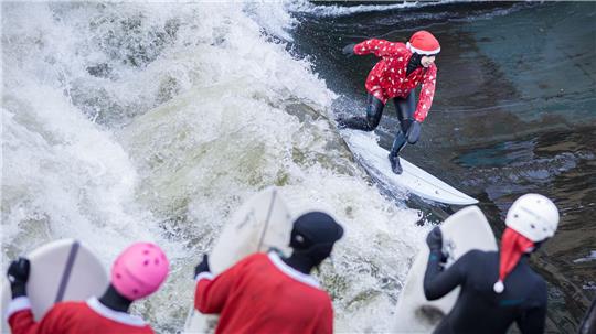 Nikoläuse surfen auf eiskalter Leine in Hannover