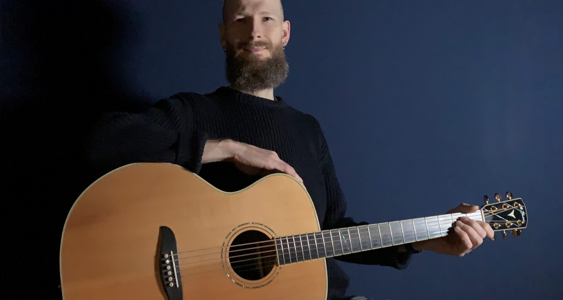 Benjamin Branzko erweitert mit einer Baritongitarre sein Repertoire