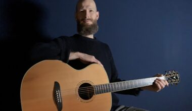 Benjamin Branzko erweitert mit einer Baritongitarre sein Repertoire