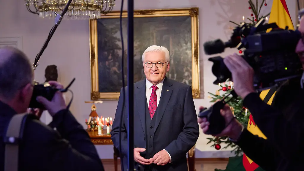 Berlin-Deutschland-Schloss-Bellevue-Weihnachtsansprache-des-Bundespraesidenten-Frank-Walter-Steinmeier-bei-der-Aufzeichnung-ACHTUNG-Vom-Bundespraesidialamt-vorgegebene-SPERRFRIST-fuer-die-Veroeffentlichung-24-12