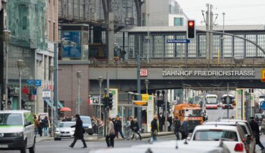 Blick auf die Friedrichstraße Richtung S-Bahnhof, Berlin