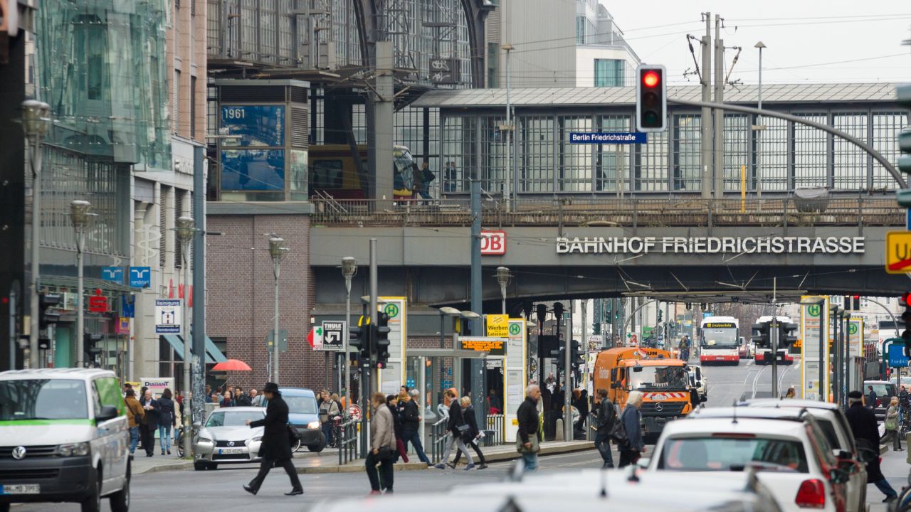 Blick auf die Friedrichstraße Richtung S-Bahnhof, Berlin