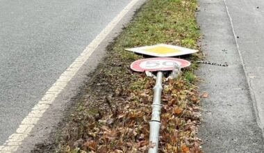 POL-BI: Kennzeichen bleibt an Unfallstelle zurück