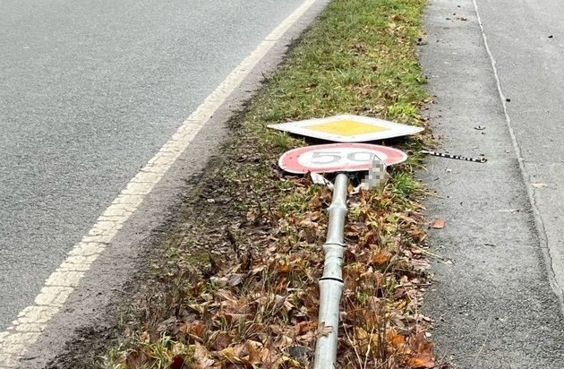 POL-BI: Kennzeichen bleibt an Unfallstelle zurück