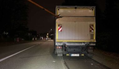 POL-BI: Unfallflucht - ungewöhnliche Beschädigung an Lkw