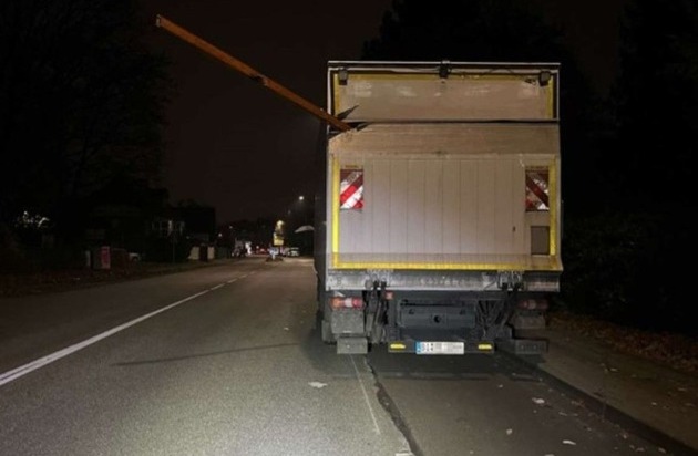 POL-BI: Unfallflucht - ungewöhnliche Beschädigung an Lkw