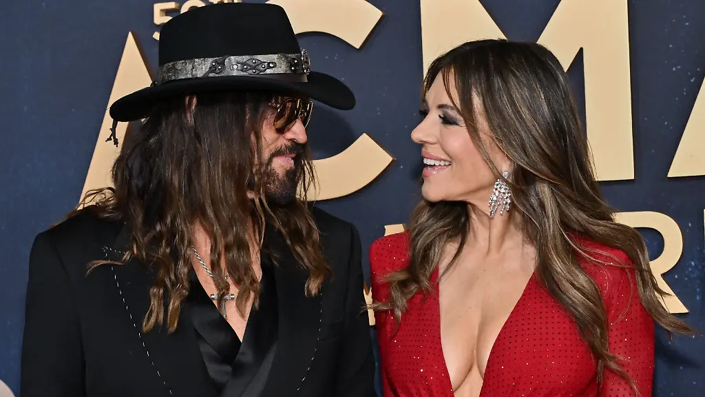 Billy-Ray-Cyrus-und-Elizabeth-Hurley-kommen-bei-den-59th-Annual-Country-Music-Association-Awards-in-der-Bridgestone-Arena-in-Nashville-Tennessee-an