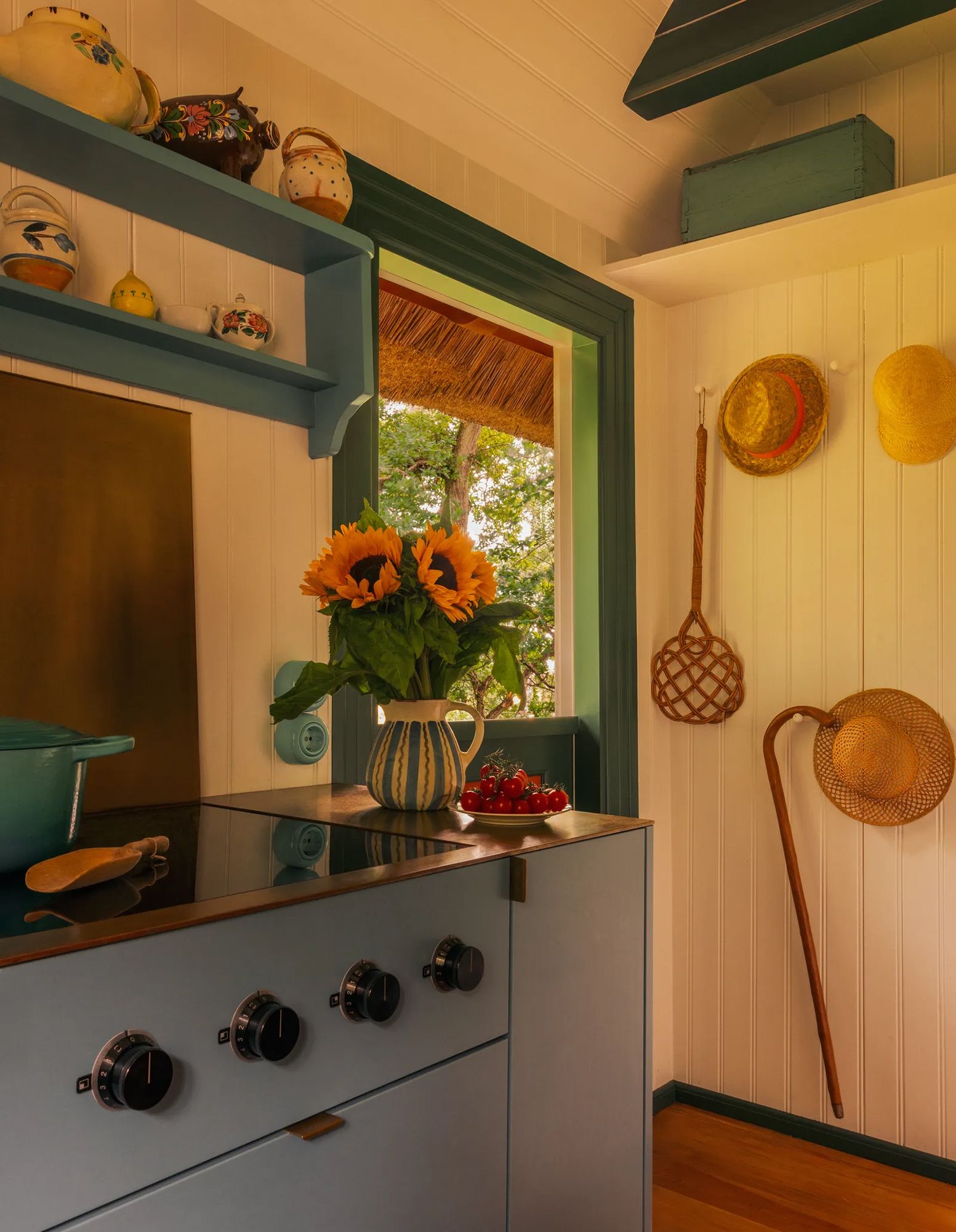 Bjarke Ingels Sommerhaus in Dänemark Renovierung Küche in Weiß und Blau