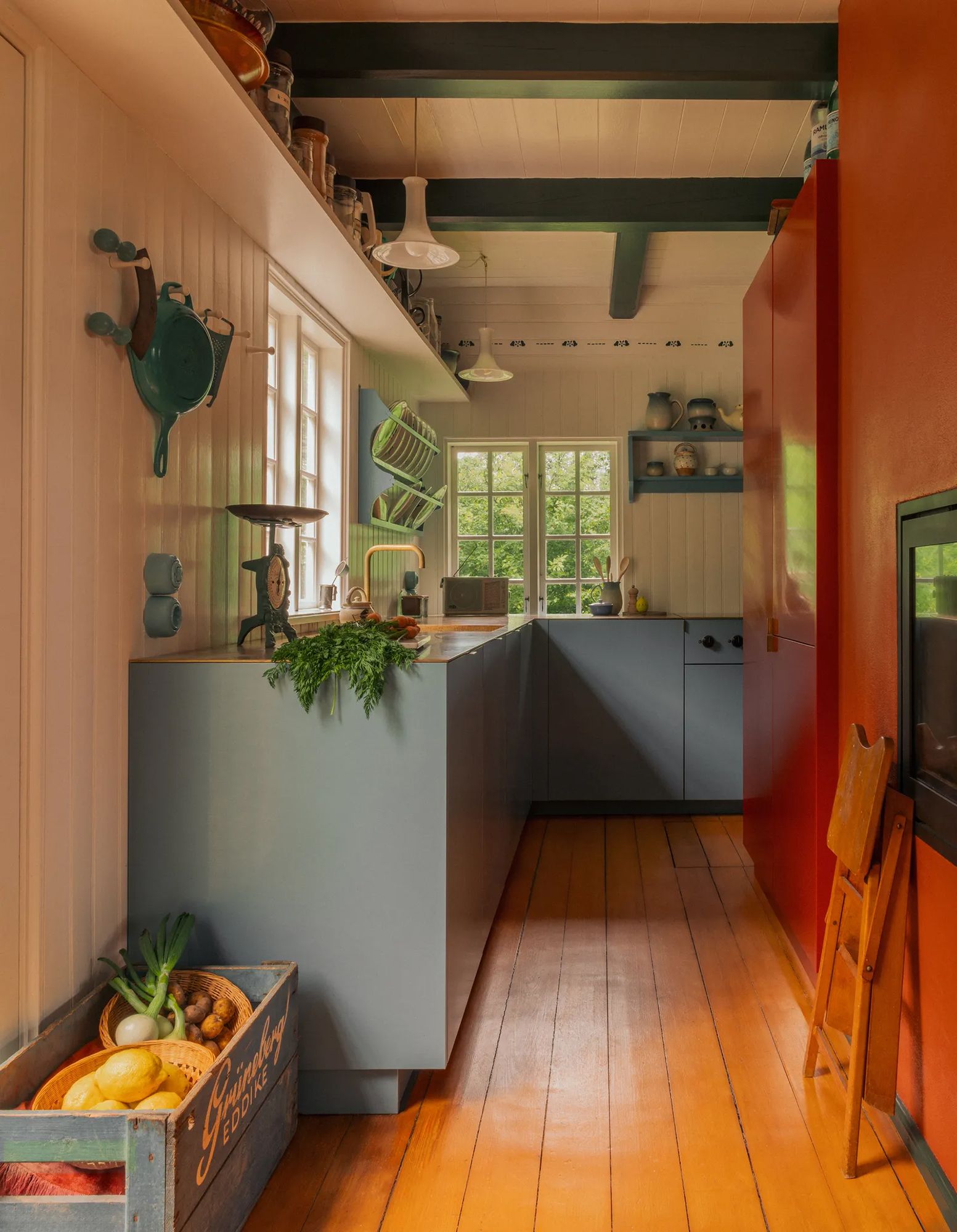 Bjarke Ingels Sommerhaus in Dänemark Renovierung blaue Küche Holzboden