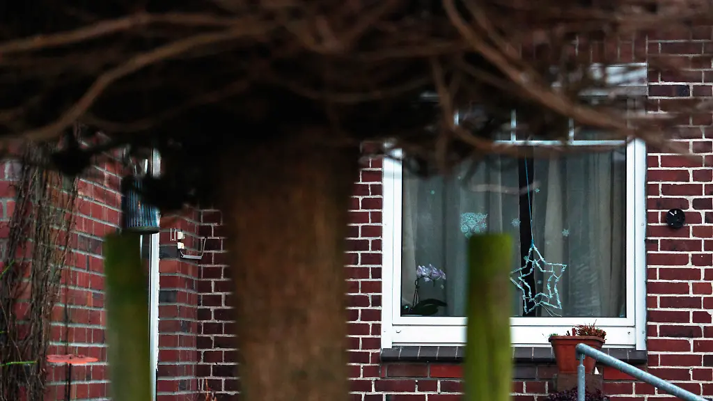 Blick-auf-ein-Einfamilienhaus-im-Landkreis-Stade-Nach-dem-gewaltsamen-Tod-einer-Frau-suchen-zahlreiche-Polizisten-nach-dem-Ex-Partner-der-Frau-Der-57-Jaehrige-steht-im-Verdacht-die-40-Jaehrige-am-Morgen-getoetet-zu-haben-wie-die-Polizei-mitteilte