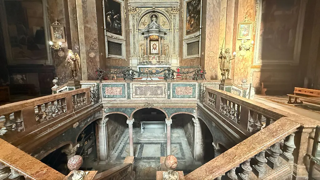 Blick-in-die-Kirche-San-Silvestro-in-Capite-Der-Bau-aus-dem-achten-Jahrhundert-ist-die-letzte-Ruhestaette-eines-bedeutenden-Papstes-der-bis-heute-wirkt-Papst-Silvester-I-der-Mann-der-dem-letzten-Tag-des-Jahres-seinen-Namen-gab