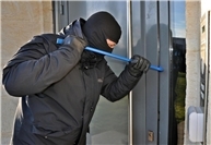 Bonn: Hausbewohnerin überrascht Einbrecher