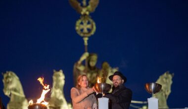 Berlin & Brandenburg: Nach Attentat: Klöckner entzündet Licht an Chanukka-Leuchter