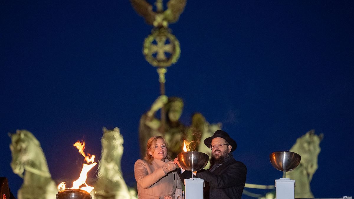 Berlin & Brandenburg: Nach Attentat: Klöckner entzündet Licht an Chanukka-Leuchter