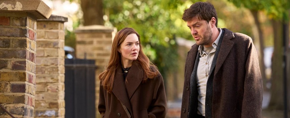 „C.B. Strike“: In Staffel 7 sind Cormoran Strike (Tom Burke) und Robin Ellacott (Holliday Grainger) wieder vereint – Bild: BBC One