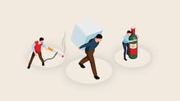 Eine Person ist an eine Zigarette gekettet, eine zweite trägt einen riesigen Zuckerwürfel auf dem Rücken, eine dritte umarmt eine Weinflasche