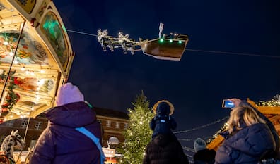 Ein Highlight auf dem Kieler Weihnachtsmarkt ist der Flug von Wichtel Kilian über den Rathausplatz.