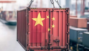 Chinesische Zölle auf bestimmte EU-Produkte: Container mit chinesischen Sternen am Haken.