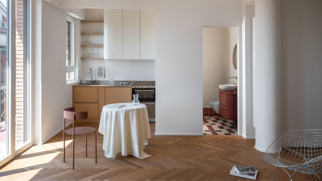 Diese kleine Wohnung bietet Purismus mit smarten Farbtupfern – und Ausblick über Rom
