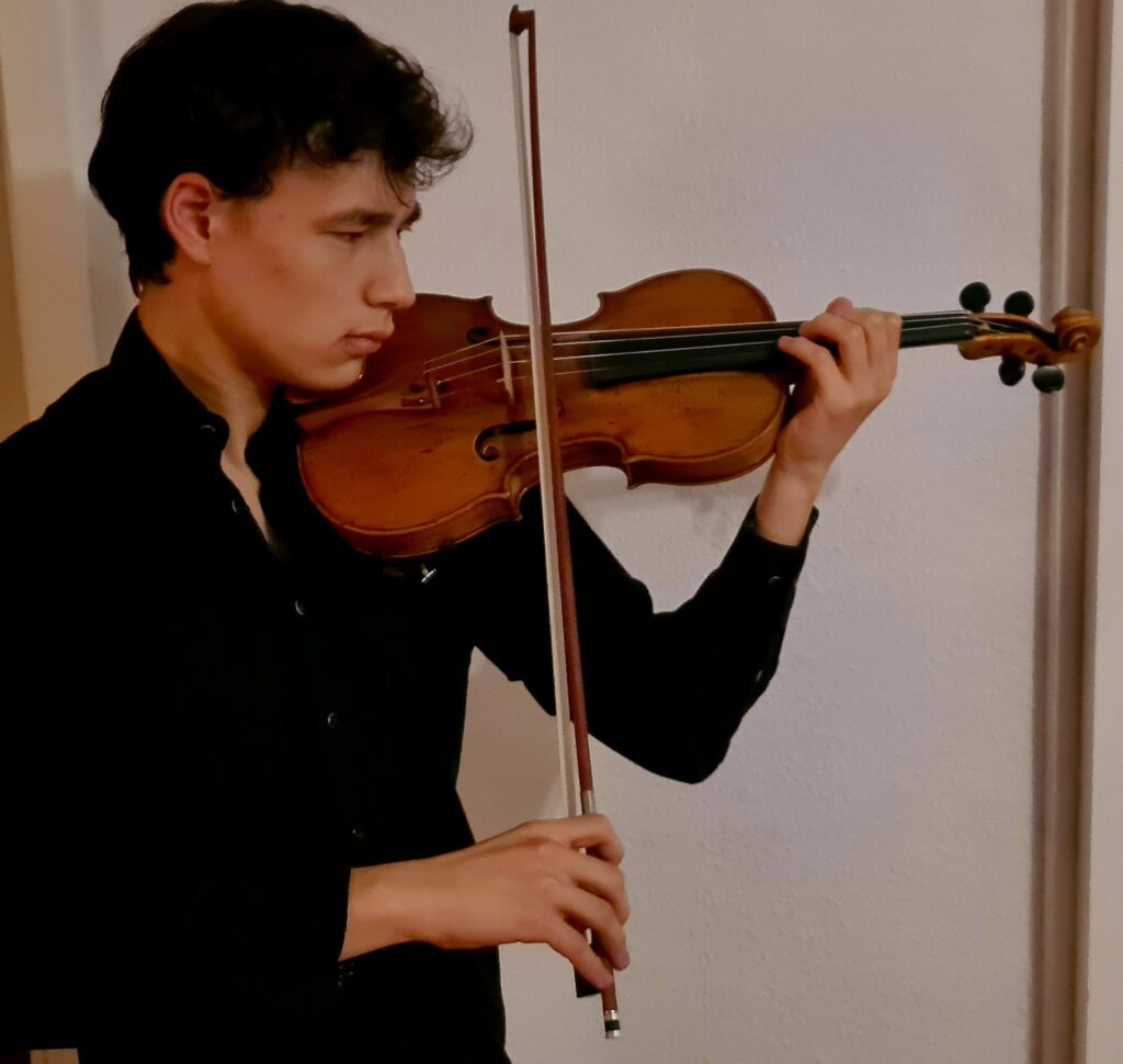 Cedric Shuto Greiner mit seiner Wiener Geige aus dem Haspa Instrumentenfonds 