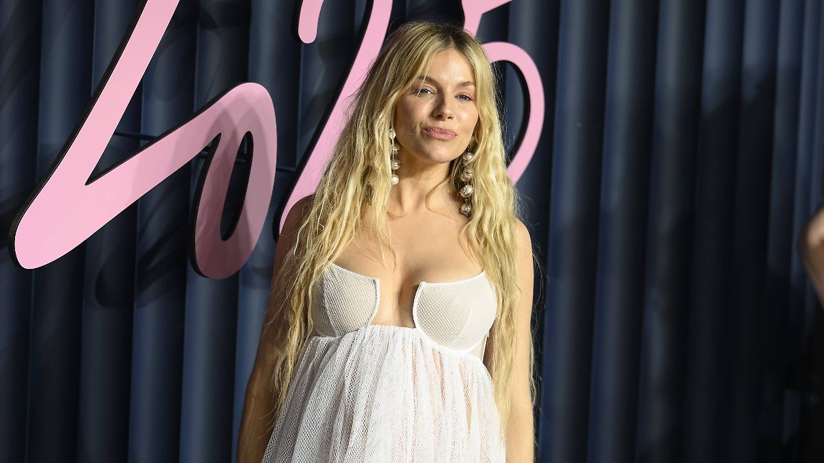 Babybauch bei Fashion Awards: Sienna Miller enthüllt Schwangerschaft im Lingerie-Look