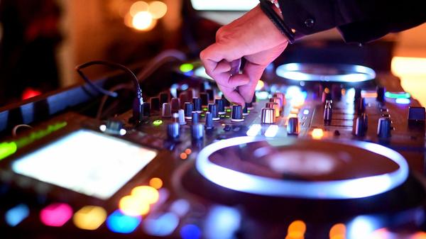 Kleine, feine Techno Night am Freitag im Roten Salon im Z-Bau. Ab 22 Uhr bespielen unter anderem Rishka und DJ Festnetz das Räumchen mit Trance, Hardtrance und Techno. Kleine, feine Techno Night am Freitag im Roten Salon im Z-Bau. Ab 22 Uhr bespielen unter anderem Rishka und DJ Festnetz das Räumchen mit Trance, Hardtrance und Techno.