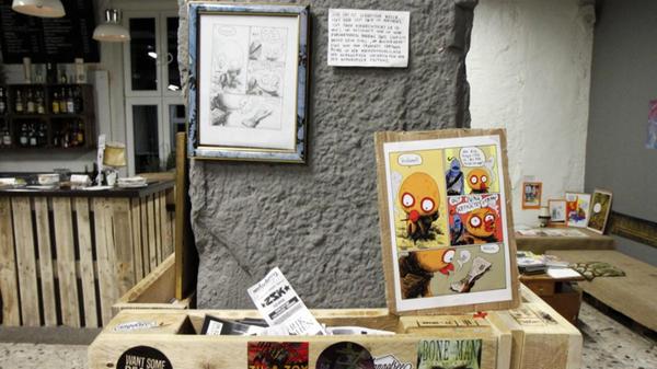 Im Comic Café im Projektbereich des Z-Bau liegen über 600 bunte Heftchen aus. Darunter finden sich Mainstream-Artikel, aber auch viele Indie-Blätter. Geöffnet hat das Café diesen Sonntag ab 14 Uhr. Zum Schmökern gibt's Kaffee und Kuchen. Im Comic Café im Projektbereich des Z-Bau liegen über 600 bunte Heftchen aus. Darunter finden sich Mainstream-Artikel, aber auch viele Indie-Blätter. Geöffnet hat das Café diesen Sonntag ab 14 Uhr. Zum Schmökern gibt's Kaffee und Kuchen.