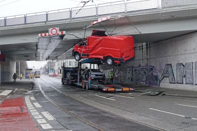 Ein Lkw ist am Sonnabend unter einer Brücke an der Leipziger Straße steckengeblieben.